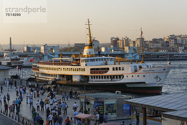 Fähre  Fährhafen Eminönü  Goldenes Horn  Istanbul  Türkei  Europa  ÖffentlicherGrund
