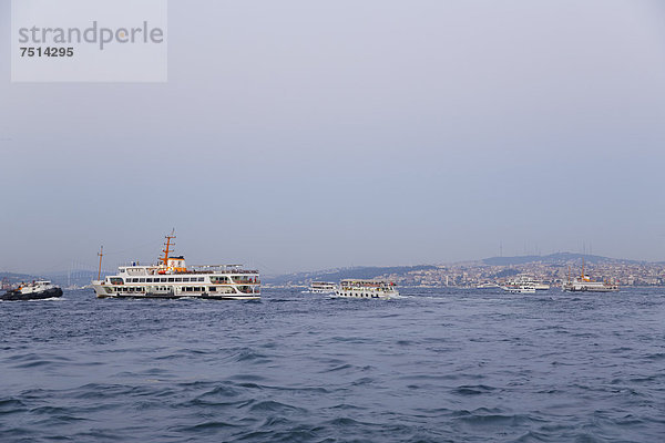 Fähren  Bosporus  Istanbul  Türkei  Europa  rechts Üsküdar in Asien