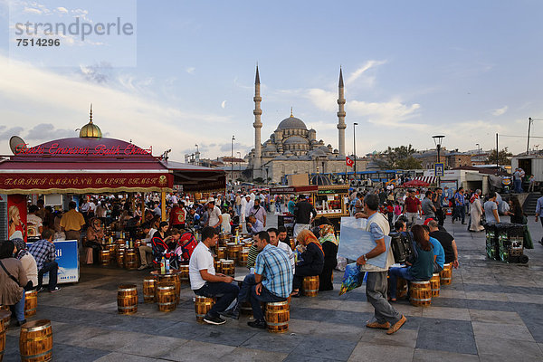 Kioske für Fischbrote oder Balik Ekmek  Neue Moschee  Yeni Cami  Stadtteil Eminönü  Istanbul  Türkei  Europa  ÖffentlicherGrund