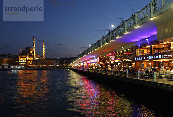 Neue Moschee  Yeni Cami in Stadtteil Eminönü  Galatabrücke  Galata-Brücke  Goldenes Horn  Istanbul  Türkei  Europa  ÖffentlicherGrund