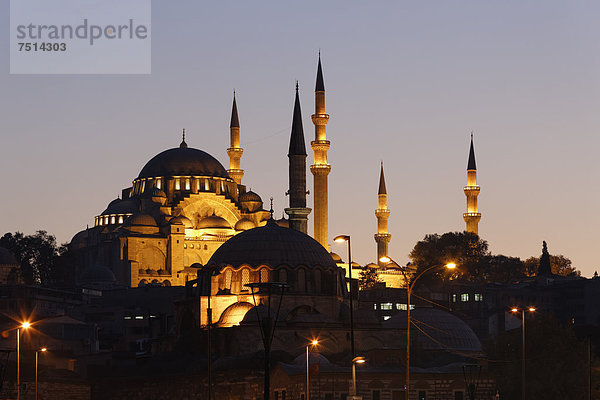 Süleymaniye-Moschee  vorne Rüstem-Pascha-Moschee  Istanbul  Türkei  Europa  ÖffentlicherGrund