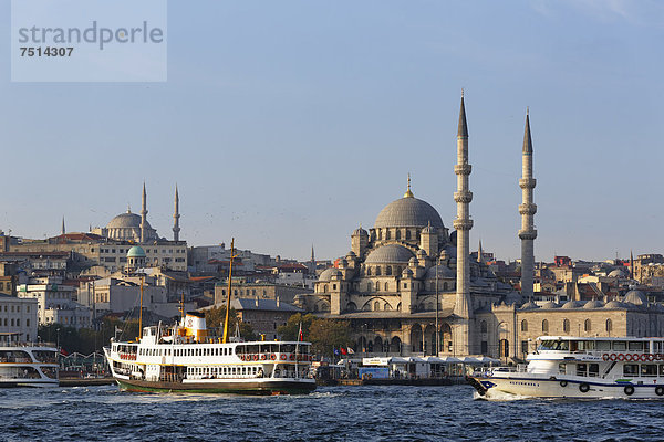 Neue Moschee  Yeni Cami  Fährhafen Eminönü  Goldenes Horn  hinten links Nuruosmaniye-Moschee  Istanbul  Türkei  Europa  ÖffentlicherGrund