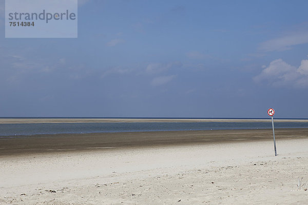 Menschenleerer Strand mit Hundeverbotsschild auf der Insel Langeoog  Niedersachsen  Deutschland  Europa