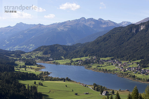 Blick auf den Weißensee Richtung Westen  Kärnten  Österreich  Europa