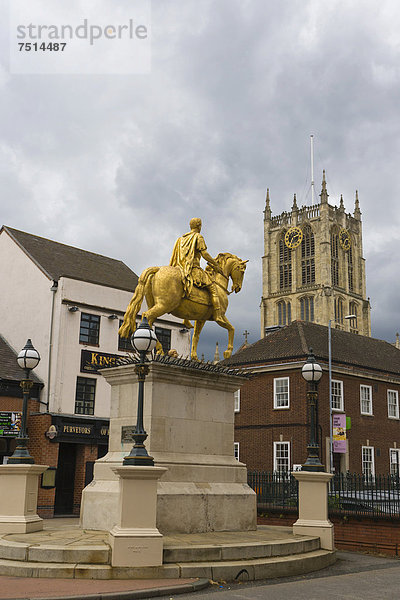 Marktplatz mit der Dreifaltigkeitskirche und einem Reiterstandbild von König Wilhelm III  Kingston upon Hull  East Riding of Yorkshire  England  Großbritannien  Europa