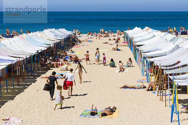 Strand Praia da Nazare mit Strandzelten  Nazare  Oeste  Region Leiria  Portugal  Europa