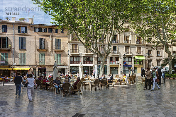 Europa Straße Quadrat Quadrate quadratisch quadratisches quadratischer Cafe Balearen Balearische Inseln Mallorca Spanien