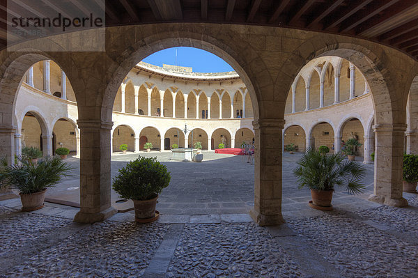 Gothische Arkaden im Innenhof der Burg Castill de Bellver  13. Jahrhundert  Palma de Mallorca  Mallorca  Balearen  Spanien  Europa