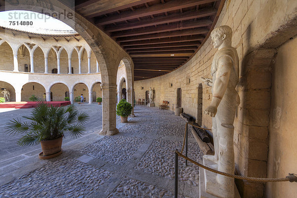 Gothische Arkaden im Innenhof der Burg Castill de Bellver  13. Jahrhundert  Palma de Mallorca  Mallorca  Balearen  Spanien  Europa