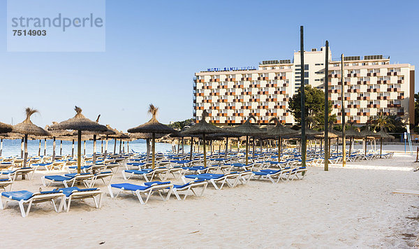 Strandabschnit bei Palma Nova mit Sonnenliegen und Hotels  Palma Nova  Mallorca  Balearen  Spanien  Europa
