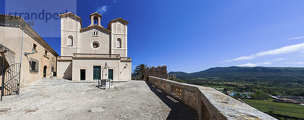 Die Burg von Arta mit der Wallfahrtskirche Santuari de Sant Salvador  Mallorca  Balearen  Spanien  Europa