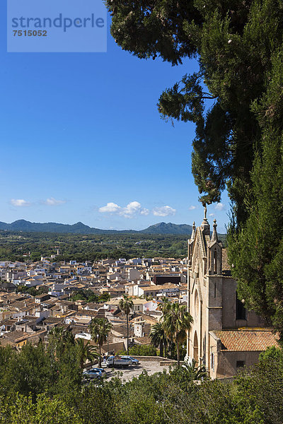 Blick auf Arta  rechts die Wallfahrtskirche Santuari de Sant Salvador  Mallorca  Balearen  Spanien  Europa