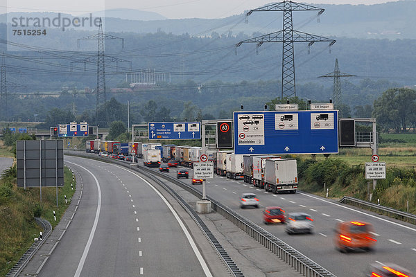 Autobahnzoll mit morgendlichem Rückstau  Grenze Deutschland - Schweiz  Rheinfelden - Baden  Baden-Württemberg  Deutschland  Europa