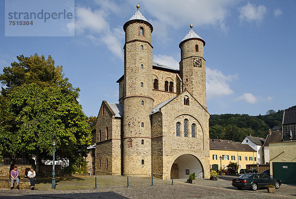 Bad Münstereifel  Stiftskirche St. Chrysanthus und Daria  Jakobsweg Köln-Trier  Nordrhein-Westfalen  Deutschland  Europa