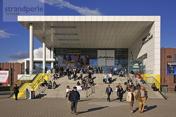 Eingang zur Messehalle zur Zeit der Photokina 2012  Messeplatz 1  Köln  Nordrhein-Westfalen  Deutschland  Europa  ÖffentlicherGrund