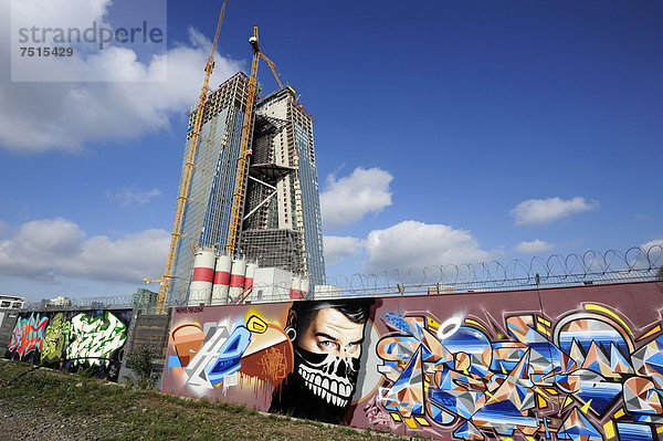Graffiti vor dem Neubau der EZB  Europäische Zentralbank  Frankfurt am Main  Hessen  Deutschland  Europa