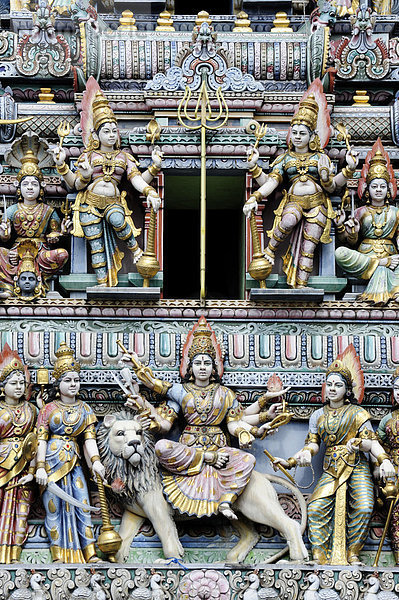 Figuren am Eingang eines Hindu-Tempels  Veerama Kaliamman Tempel  Serangoon Straße  im indischen Viertel  Little India  Innenstadt  Singapur  Asien