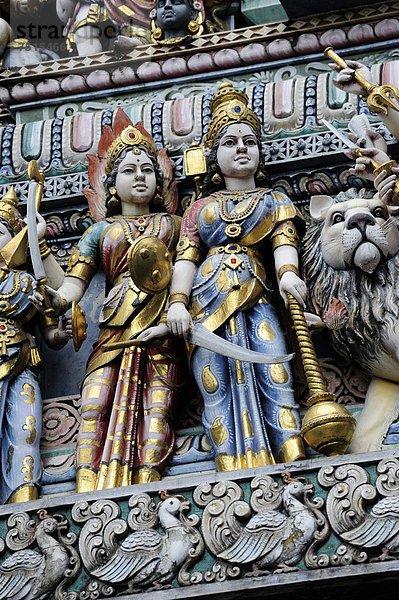 Figuren am Eingang eines Hindu-Tempels  Veerama Kaliamman Tempel  Serangoon Straße  im indischen Viertel  Little India  Innenstadt  Singapur  Asien