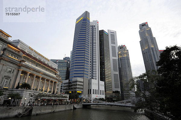 Das Fullerton Hotel am Fluss Singapore River und Wolkenkratzer vom Bankenviertel  Central Area  Central Business District  Singapur  Singapore  Asien
