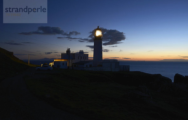 Abendlicher Ausblick auf den Atlantik mit Leuchtturm Rua Reidh Lighthouse  Melvaig  Gairloch  Western Ross  Schottland  Vereinigtes Königreich  Europa