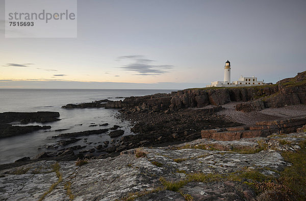 Abendlicher Ausblick auf den Atlantik mit Leuchtturm Rua Reidh Lighthouse  Melvaig  Gairloch  Western Ross  Schottland  Vereinigtes Königreich  Europa