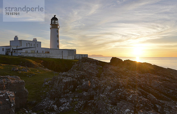 Leuchtturm Rua Reidh Lighthouse bei Sonnenuntergang  Melvaig  Gairloch  Wester Ross  Schottland  Großbritannien  Europa