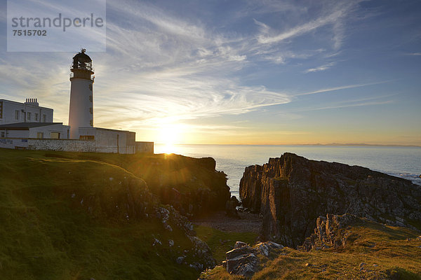 Leuchtturm Rua Reidh Lighthouse bei Sonnenuntergang  Melvaig  Gairloch  Wester Ross  Schottland  Großbritannien  Europa