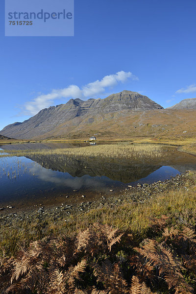 Spiegelnder See vor Liathach  Glen Torridon  Beinn Eighe National Nature Reserve  SNH  Kinlochewe  schottische Highlands  Wester Ross  Schottland  Großbritannien  Europa