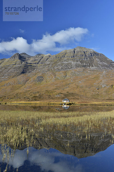 Europa Großbritannien Spiegelung See frontal Highlands Bootshaus Schottland Wester Ross schottische Highlands