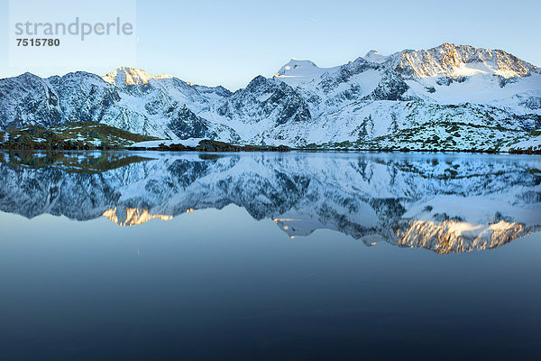 Stubaier Gletscher mit Spiegelung im Wasser  Tirol  Österreich  Europa