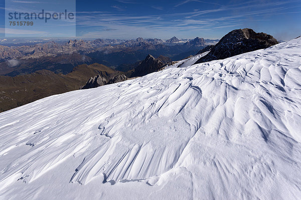 Windganglien im Schnee  Marmolata  Dolomiten  Italien  Europa