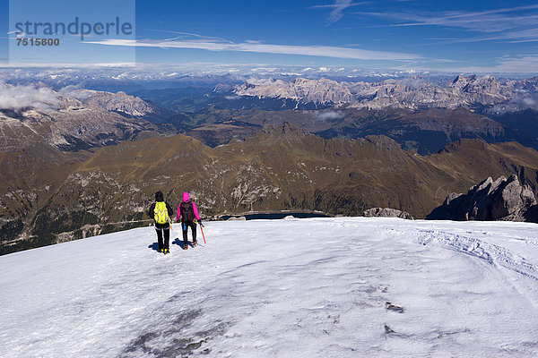 Bergsteigerinnen an der Marmolata  Dolomiten  Italien  Europa