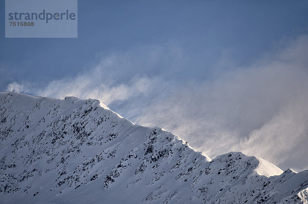 Starke Winde wehen über einen Bergkamm im Chugach Gebirge  Alaska