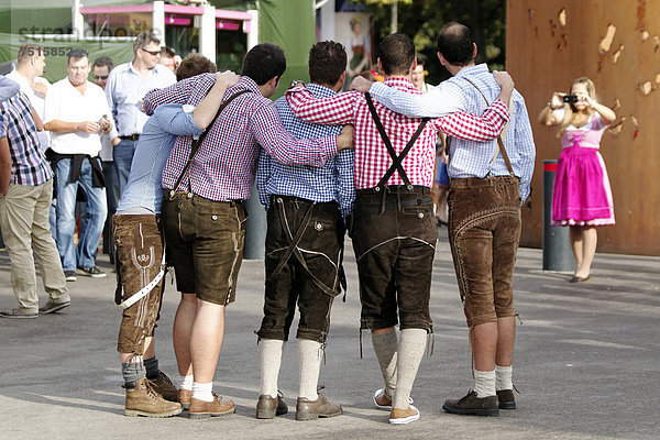 Männer in traditioneller bayerischer Tracht werden fotografiert  Oktoberfest  München Oberbayern  Bayern  Deutschland  Europa