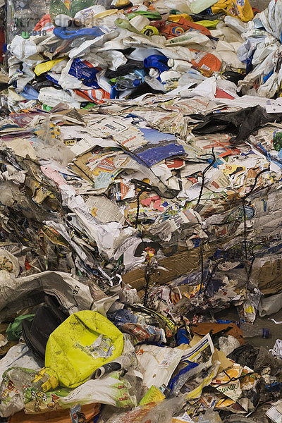 Ballen aus recycelbaren Kunststoffbehältern und Papier in einem Sortierzentrum  Quebec  Kanada