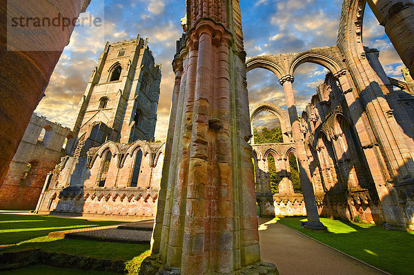 Seitenkapelle und Glockenturm der Fountains Abbey  Ruinen eines Zisterzienserklosters  gegründet 1132  in der Nähe von Ripon  North Yorkshire  England  Großbritannien  Europa