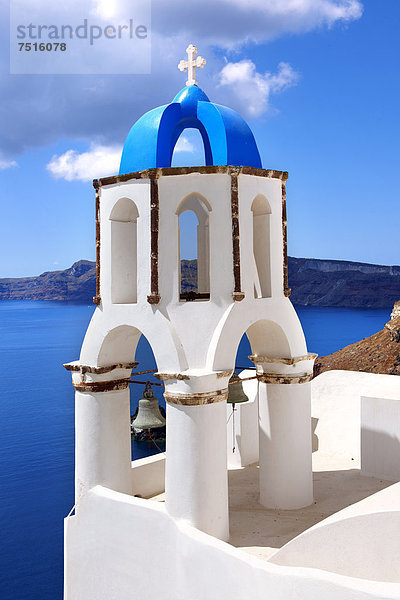 Blaue Kuppel einer byzantinisch-orthodoxen Kirche auf den Kykladen  Oia  Ia  Santorin  Griechenland  Europa