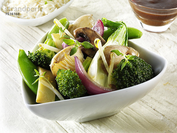 Orientalisches Wok-Gemüse mit Nudeln und Pilzen