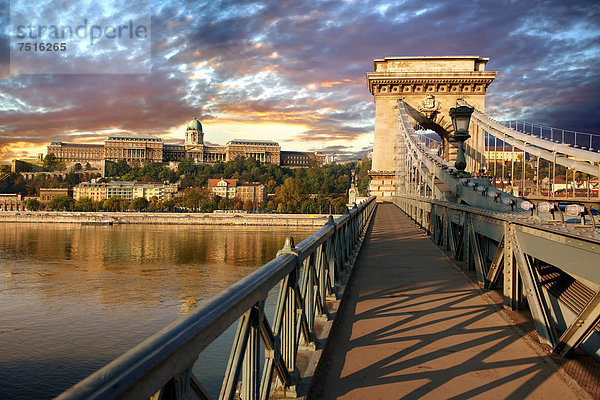 Budapest Hauptstadt zwischen inmitten mitten Europa über Brücke Schädling Donau hängen Ungarn