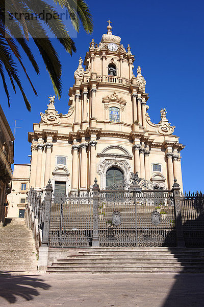 Barocke Kirche San Giorgio  erbaut nach den Plänen von Rosario Gagliardi  Plaza Duomo Platz  Ragusa Ibla  Sizilien  Italien  Europa