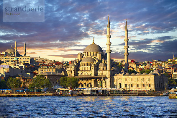 Die Yeni-Moschee  auch Neue Moschee  Bau wurde initiiert von Safiye Sultan im Jahre 1597  an den Ufern des Goldenen Horns  Istanbul  Türkei