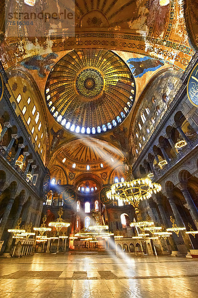 Islamische Verzierungen an den Kuppeln  Innenaufnahme der Hagia Sophia  Ayasofya  Istanbul  Türkei