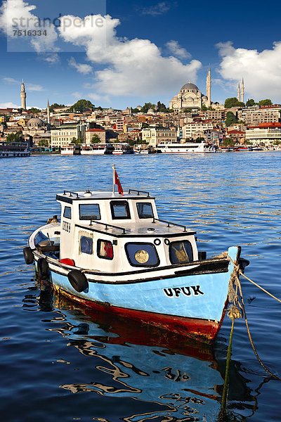 Fischerboot am Goldenen Horn  am Flusufer in Galata  hinten die Süleymaniye-Moschee  Süleymaniye Camii  auf dem dritten Hügel der Stadt  Istanbul  Türkei