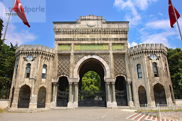 Historisches Eingangstor der Universität Istanbul im osmanischen Stil  Beyazit-Platz  Istanbul  Türkei