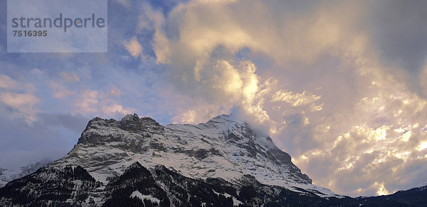 Sonnenuntergang und Wolken über dem Gipfel der Nordwand  Eiger  Schweiz  Europa
