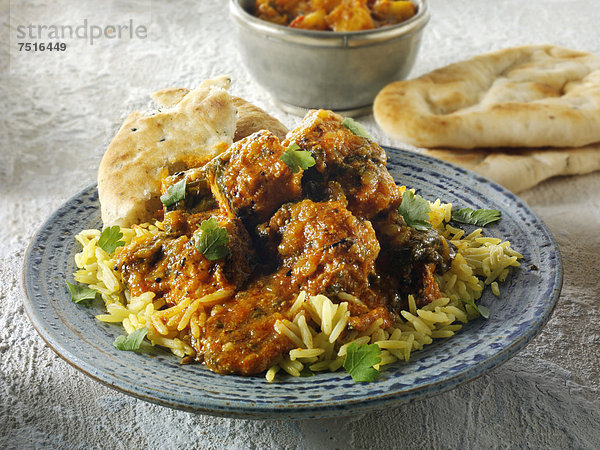 Sag-Masala-Curry mit Hühnchen und Reis  indische Küche
