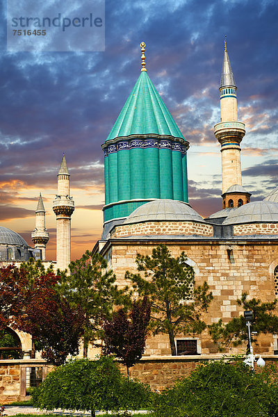 Mevlana-Museum  mit der blauen Kuppel des Mausoleums von Dschalal ad-Din Muhammad Rumi  einem Sufi-Mystiker  Konya  Türkei