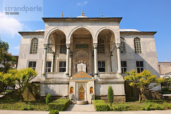 Osmanische Architektur  Enderun Bibliothek oder Bibliothek des Sultan Ahmed III und der dazugehörige Brunnen  erbaut im Jahre 1719  im Innenhof des Topkapi-Palasts  Istanbul  Türkei