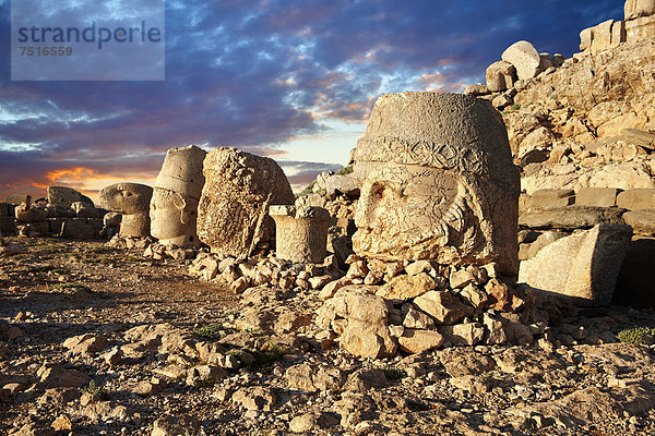 Zerbrochene Statuen rund um das Grab von Antiochos  König von Kommagene  auf dem Berg Nemrut  Berg Nimrod  Türkei
