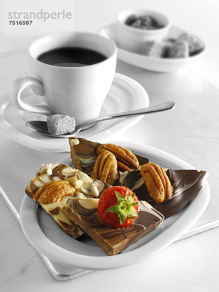 Schokoladenkekse mit Wirbelmuster  mit Nüssen  Früchten und Kaffee